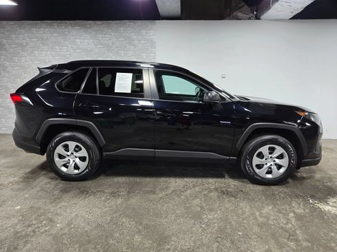 Used 2021 Toyota RAV4 LE AWD/4WD image 3