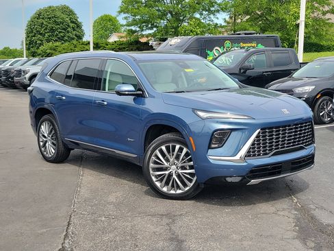 Used 2025 Buick Enclave Avenir FWD image 33