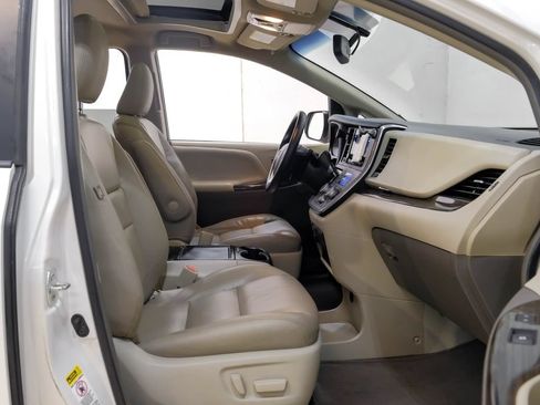 Used 2016 Toyota Sienna XLE w/ XLE Navigation Package FWD image 43