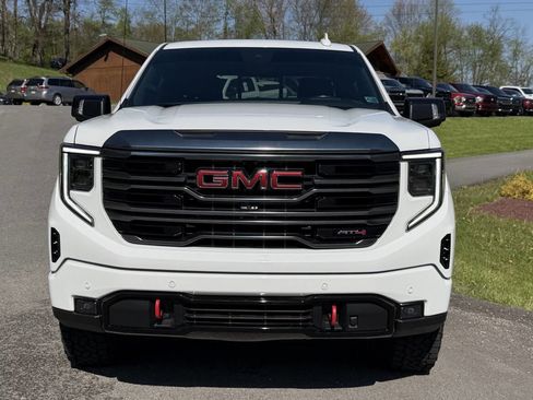 Used 2022 GMC Sierra 1500 AT4 w/ AT4 Premium Package AWD/4WD image 3