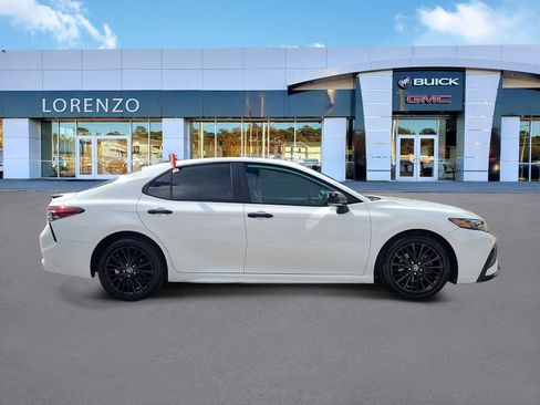 Used 2022 Toyota Camry SE w/ Convenience Package FWD image 4
