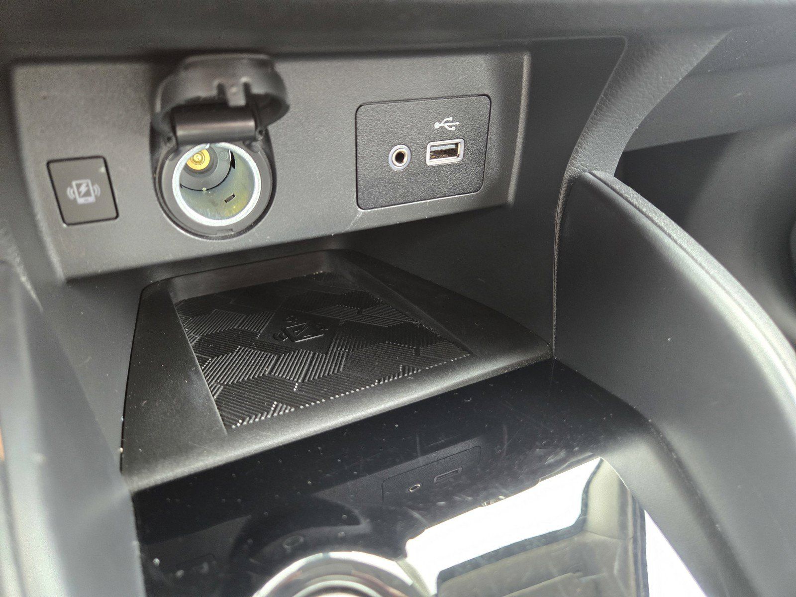 Used 2025 Nissan Versa SV FWD image 17