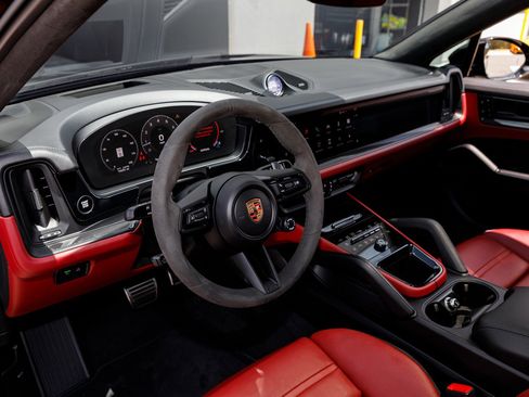 Used 2025 Porsche Cayenne GTS AWD/4WD image 37