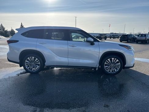 Used 2025 Toyota Highlander Platinum image 4