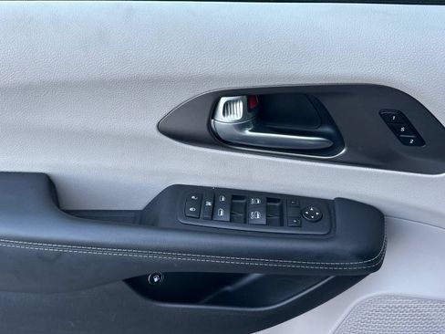 Used 2024 Chrysler Pacifica Limited FWD image 10