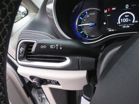 Used 2024 Chrysler Pacifica Limited FWD image 21