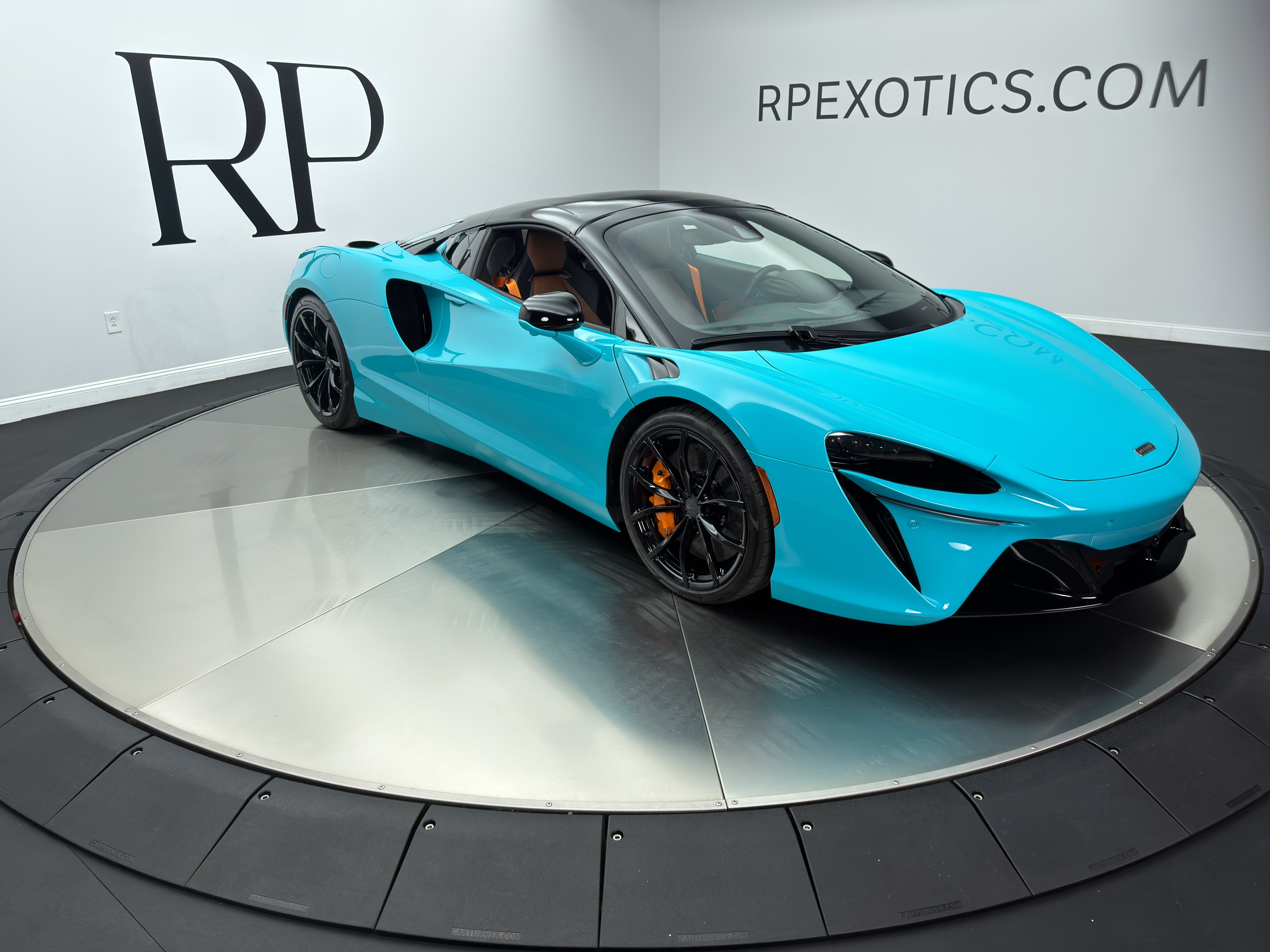 Used 2025 McLaren Artura Spider RWD image 16