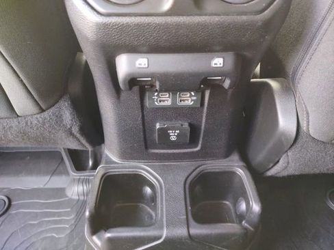 Used 2018 Jeep Wrangler Unlimited Sahara AWD/4WD image 19