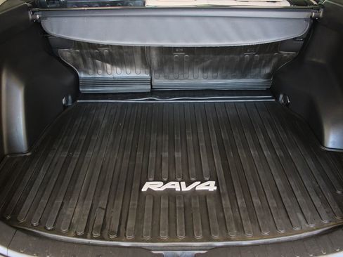 Used 2022 Toyota RAV4 XLE FWD image 16