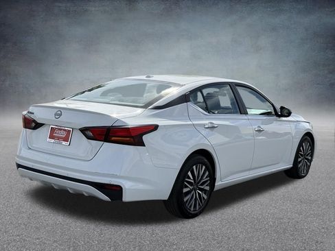 Used 2025 Nissan Altima 2.5 SV FWD image 3