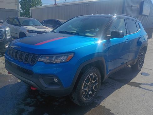 Used 2025 Jeep Compass Trailhawk AWD/4WD image 2
