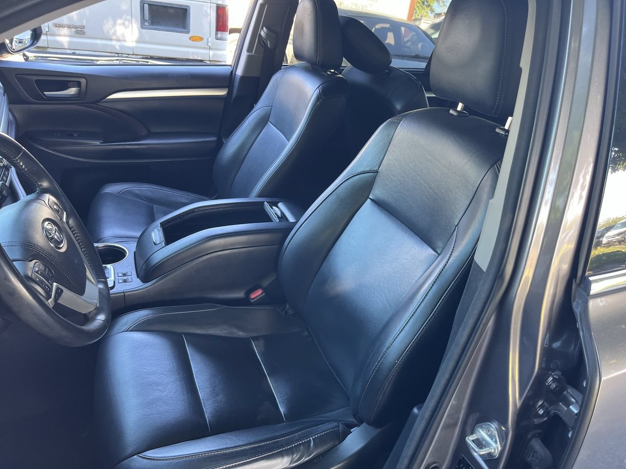 Used 2018 Toyota Highlander XLE AWD/4WD image 4