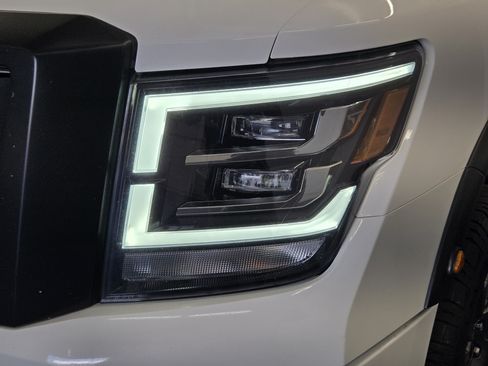 Used 2023 Nissan Titan PRO-4X w/ Pro-4x Convenience Package AWD/4WD image 8