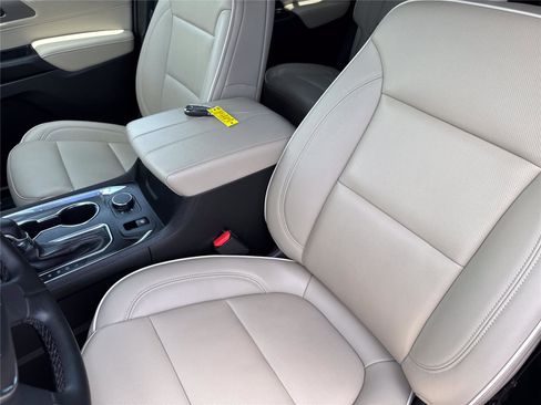 Used 2023 Chevrolet Traverse Premier FWD image 11