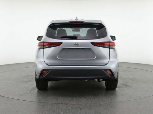 Used 2025 Toyota Highlander LE image 7