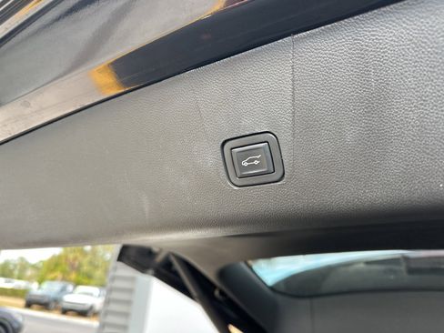 Used 2023 Chevrolet Traverse LT image 14