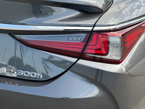 Used 2022 Lexus ES 300h w/ Accessory Package FWD image 28