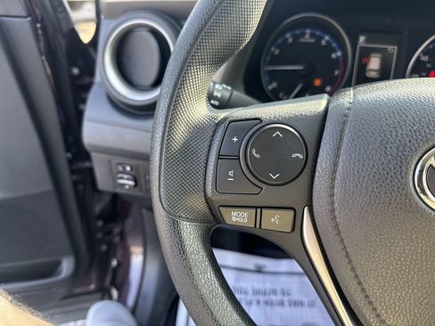 Used 2018 Toyota RAV4 LE FWD image 15