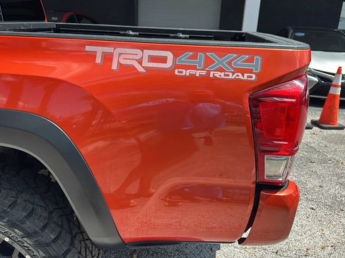 Used 2017 Toyota Tacoma TRD Off-Road w/ Premium & Technology Package AWD/4WD image 44