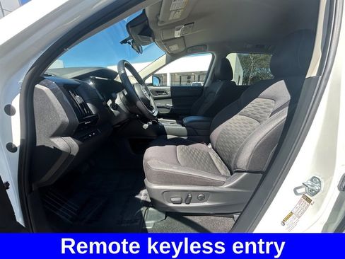 Used 2025 Nissan Pathfinder SV image 10