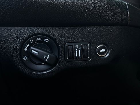 Used 2015 Dodge Challenger R/T RWD image 50