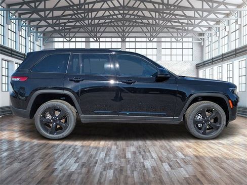 New 2025 Jeep Grand Cherokee Altitude image 3
