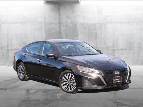 Used 2025 Nissan Altima 2.5 SV image 2