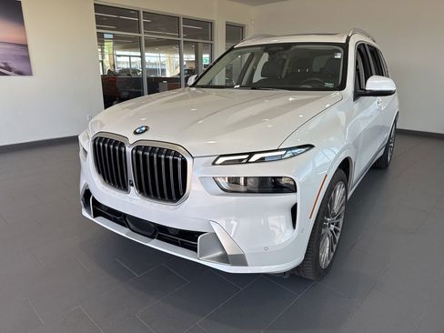 Certified 2023 BMW X7 xDrive40i w/ Premium Package image 3