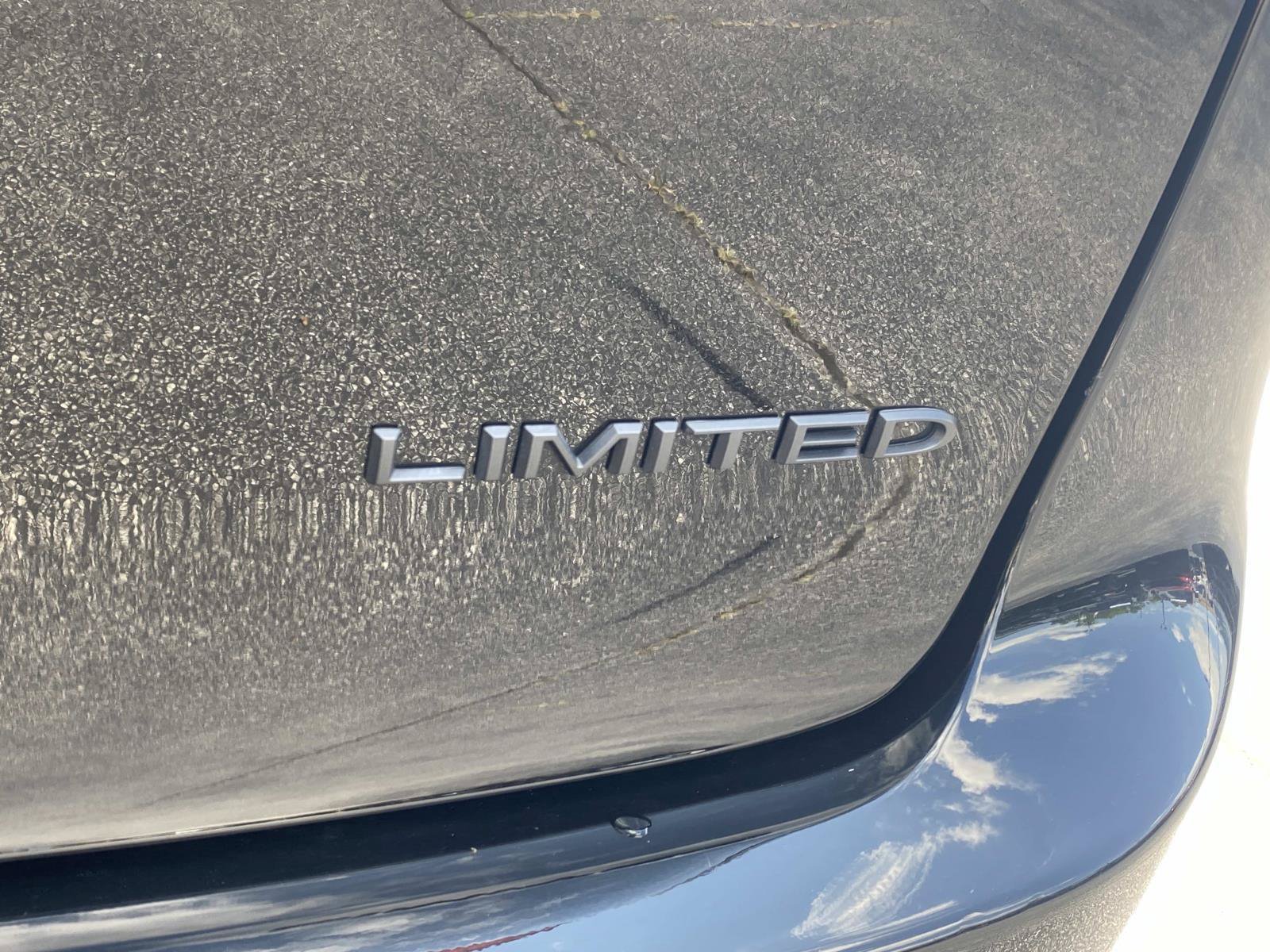 Used 2025 Chrysler Pacifica Limited FWD image 6