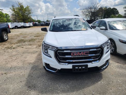 Used 2023 GMC Terrain AT4 image 2
