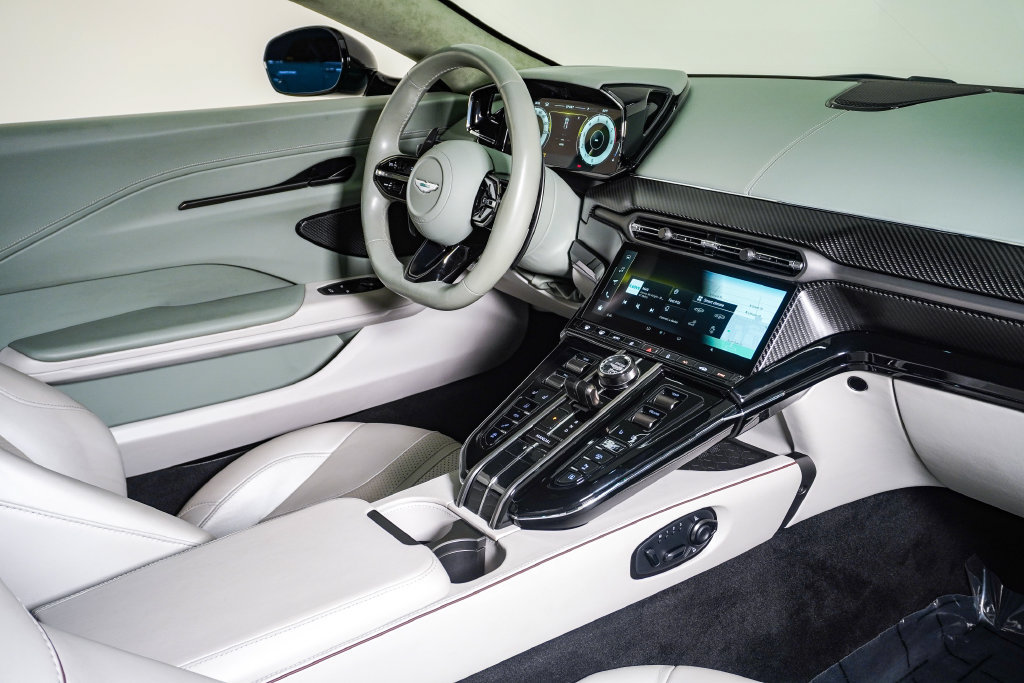 Used 2025 Aston Martin V8 Vantage Coupe RWD image 16