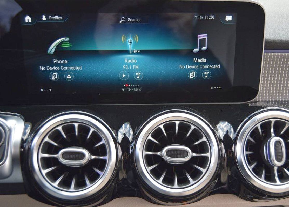 Used 2021 Mercedes-Benz GLB 250 4MATIC w/ Premium Package image 22