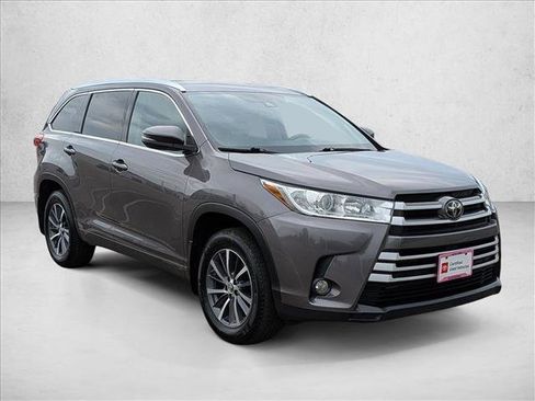 Used 2018 Toyota Highlander XLE AWD/4WD image 3