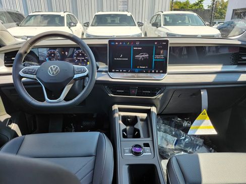 New 2025 Volkswagen Tiguan SE image 21