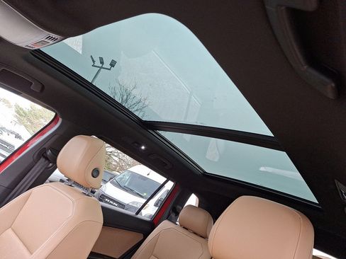 Used 2023 Volkswagen Tiguan SE w/ Panoramic Sunroof Package image 30