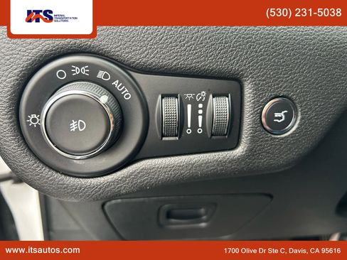 Used 2017 Jeep Cherokee Limited w/ Luxury Group image 28