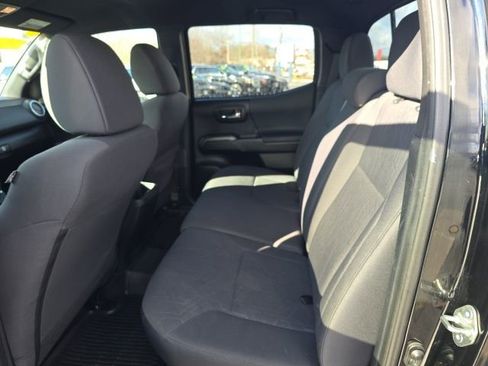 Used 2019 Toyota Tacoma TRD Sport image 9