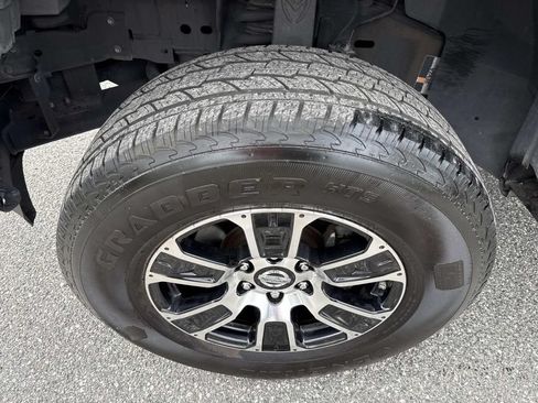 Used 2021 Nissan Titan SV w/ SV Convenience Package RWD image 11