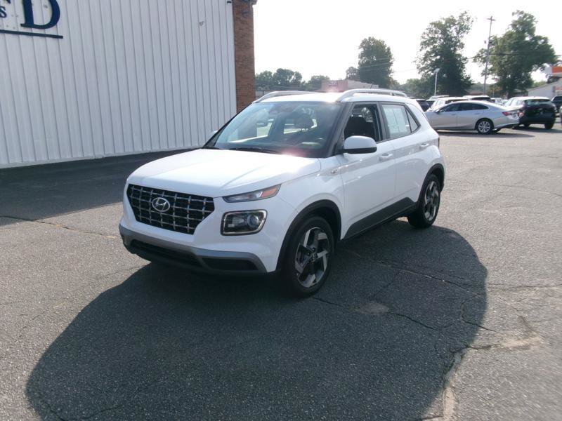 Used 2025 Hyundai Venue SEL FWD image 2