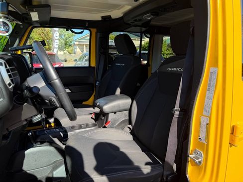 Used 2015 Jeep Wrangler Unlimited Rubicon w/ Connectivity Group AWD/4WD image 7