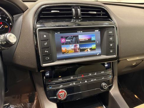 Used 2018 Jaguar F-PACE Prestige image 19