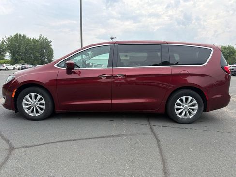 Used 2019 Chrysler Pacifica Touring Plus w/ Cold Weather Group FWD image 4