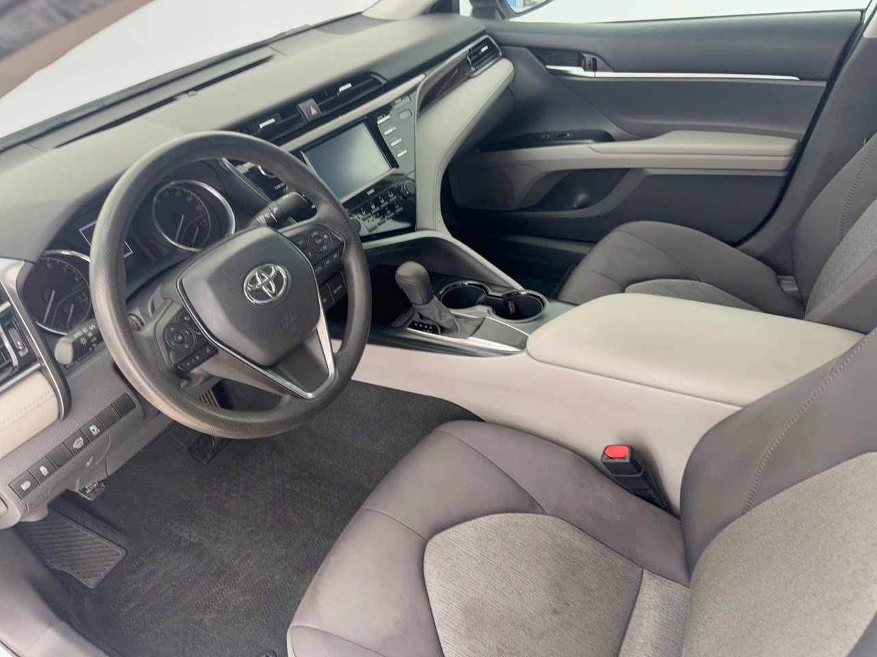 Used 2020 Toyota Camry LE FWD image 4