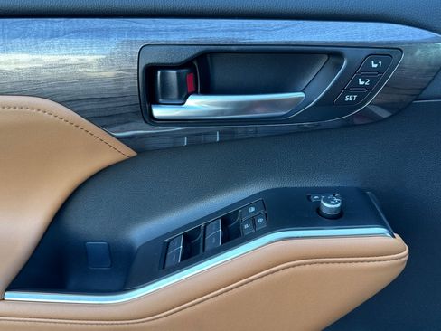 New 2025 Toyota Highlander Platinum image 13