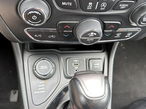 Used 2023 Jeep Cherokee Altitude Lux AWD/4WD image 18