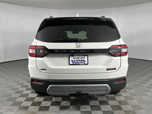 Used 2025 Honda Pilot TrailSport image 27