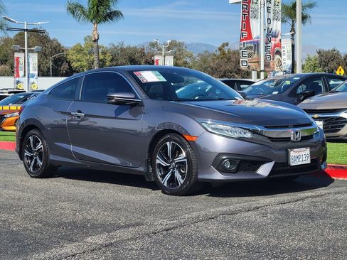 Used 2017 Honda Civic Touring image 3