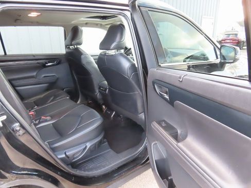 Used 2020 Toyota Highlander XLE image 28