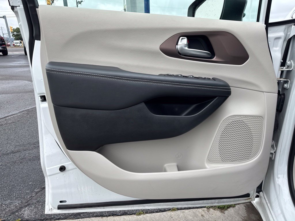 Used 2024 Chrysler Voyager LX FWD image 9