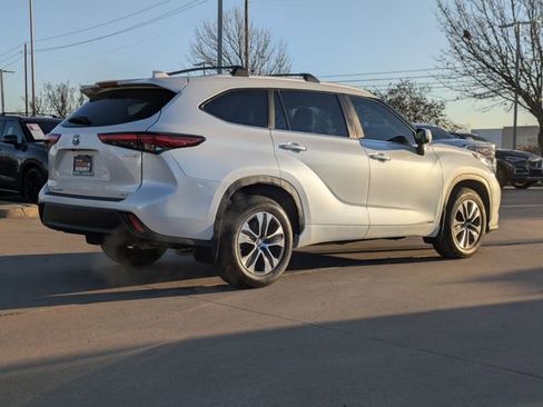 Used 2023 Toyota Highlander XLE image 6